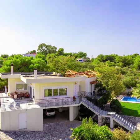 Villa Afroditi In Chania Near Airport With Private Pool, Free Wi-fi, Souda Bay Views, Garden Oasis Kounoupidhianá