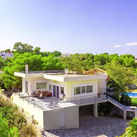Villa Afroditi In Chania Near Airport With Private Pool, Free Wi-fi, Souda Bay Views, Garden Oasis Kounoupidhianá
