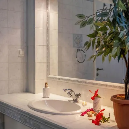 Afroditi In Chania Near Airport With Private Pool, Free Wi-fi, Souda Bay Views, Garden Oasis 别墅